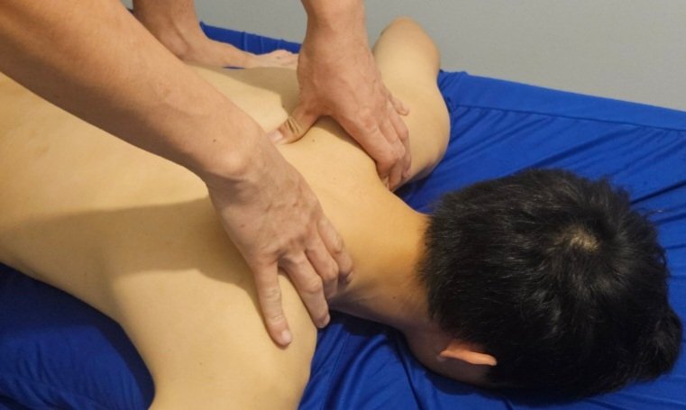 Massage khiếm thị Quốc Việt - massage body- thực hiện phần cổ vai gáy