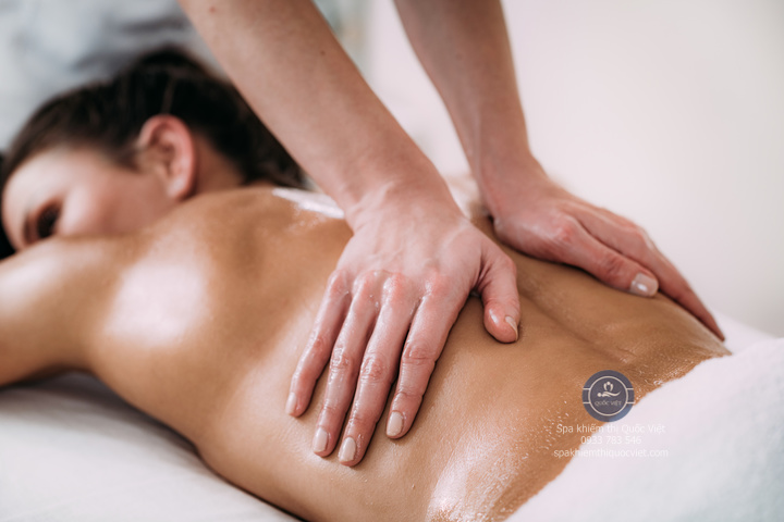 Massage khiếm thị Quốc Việt - massage body- thực hiện phần lưng